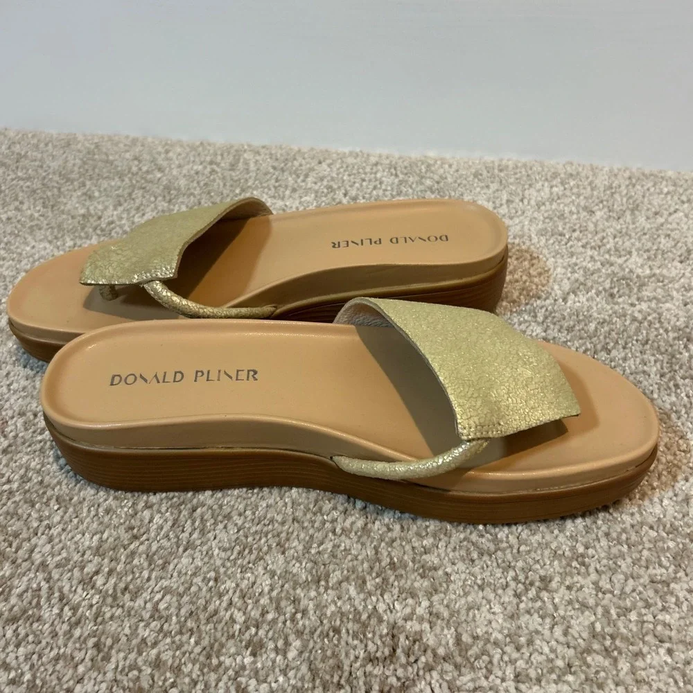 Donald Pliner Fifi Women‎ Gold Metallic Textured Wedge Thong Sandals Size 9.5